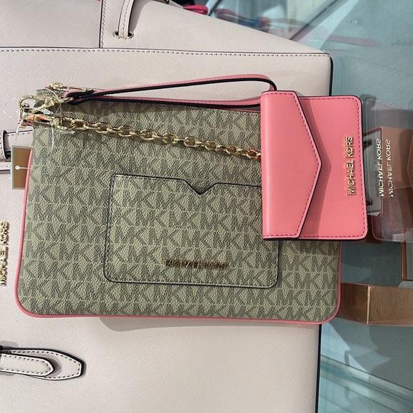 MICHAEL KORS JET SET ITEM LG 2 in 1 CARD CASE & WRISTLET
Tea Rose 
NWT - Picture 10 of 16